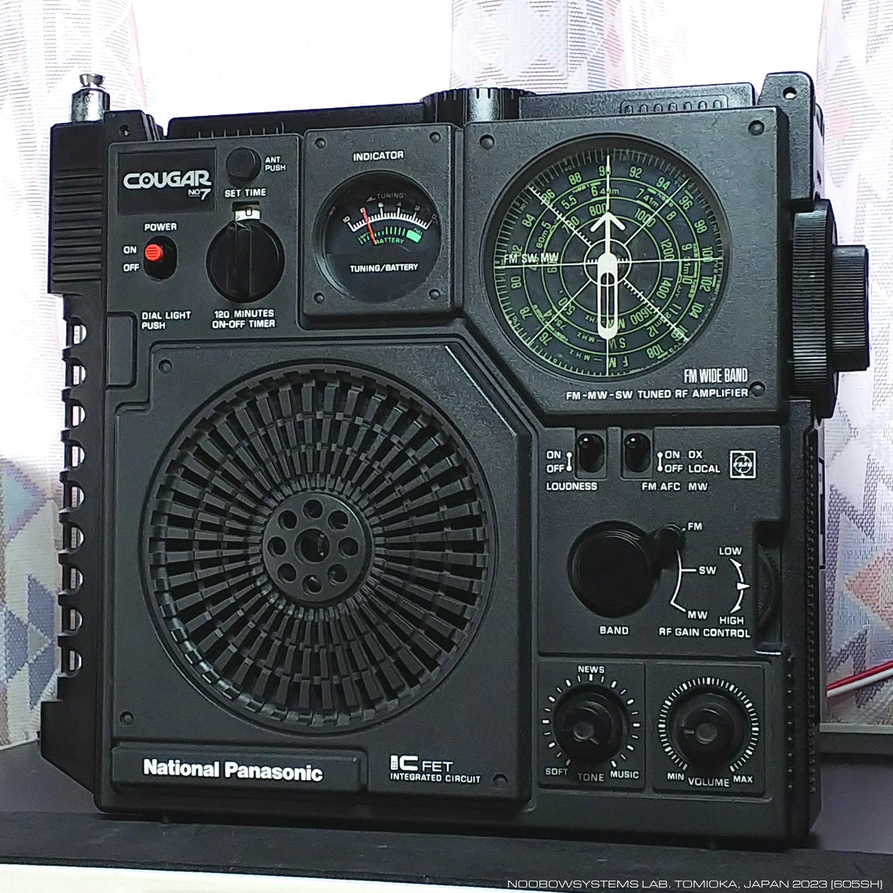 レトロ ナショナル・パナソニック RF-877 クーガNo.7 3バンドラジオ横 